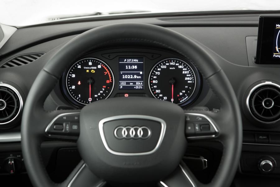 Панель приборов Audi A3 Sedan 1.4 T (8V) 2014 года  (LA) (фото 9 из 19)